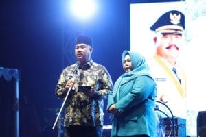 Bupati Kukar, Edi Damansyah menutup secara resmi rangkaian kegiatan Peringatan HKG PKK ke-53 Tahun 2025 di Lapangan Sepakbola Kecamatan Muara Badak