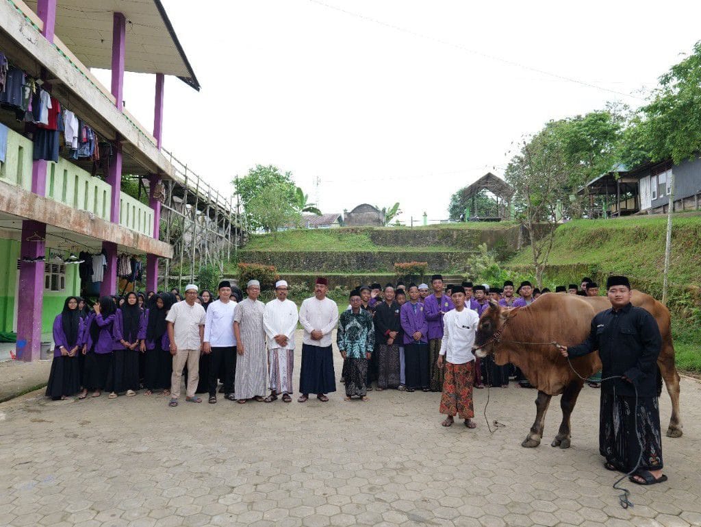 Bupati Kukar Serahkan Hewan Kurban untuk Ponpes