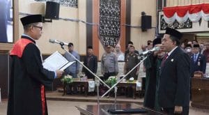 Pelantikan Ketua DPRD Kukar masa Sidang III DPRD Kukar berlangsung di Ruang Sidang Utama DPRD Kukar pada Kamis (19/6/2025).