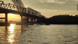 MASIH MENUNGGU. Pilar inti Jembatan Mahakam 1 yang "telanjang" tanpa pelindung fender.