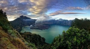 SAKRAL. Bukan hanya jalur pendakian populer, Rinjani juga sarat cerita sakral dan budaya yang hidup di Lombok.