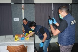CARI PETUNJUK. Salah satu tim tengah meneliti sejumlah benda di TKP untuk bisa mengungkap suatu perkara yang disimulasikan dalam lomba olah TKP penyidik Polresta Samarinda, Jumat (4/7/2025).