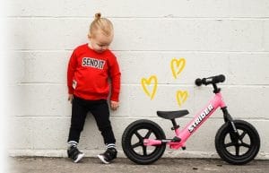 SANGAT RINGAN. Strider 12 Sport 2025 mudah diangkat anak-anak sendiri.