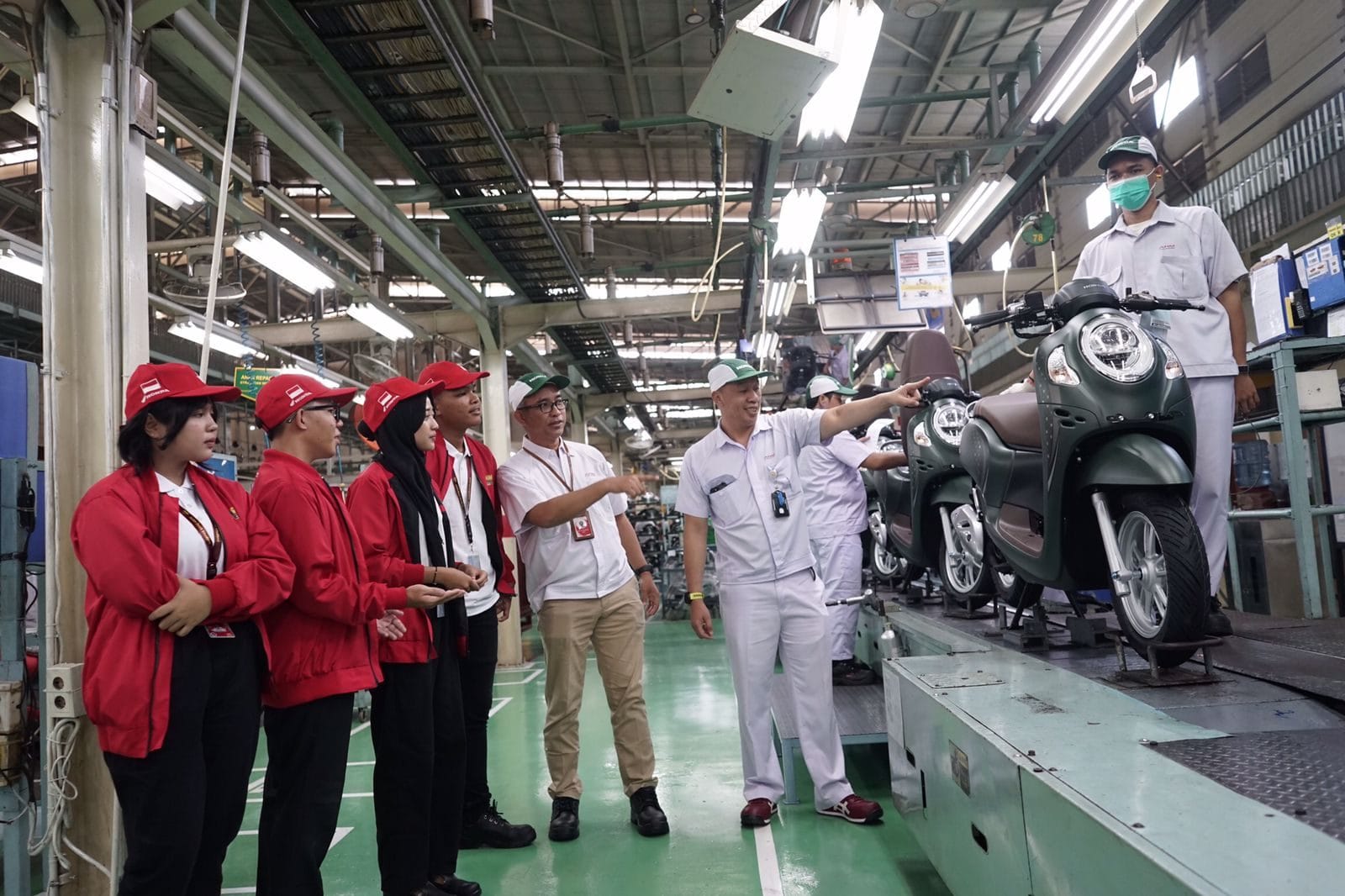KOMPETISI TAHUNAN. Wadah pelajar tingkat SMA/sederajat untuk menunjukan ide kontribusi nyata kepada masyarakat lewat gelaran Astra Honda Motor Best Student (AHM Best Student) kembali dibuka sejak periode 27 Mei – 29 Agustus 2025 mendatang.