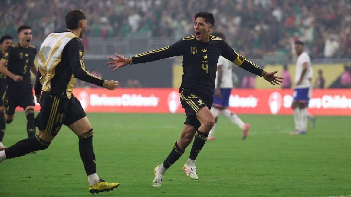 RAYAKAN GOL. Pemain Meksiko Edson Álvarez melakukan selebrasi usai mencetak gol penentu kemenangan 2-1 atas Amerika Serikat di final Gold Cup 2025 di NRG Stadium, Houston.