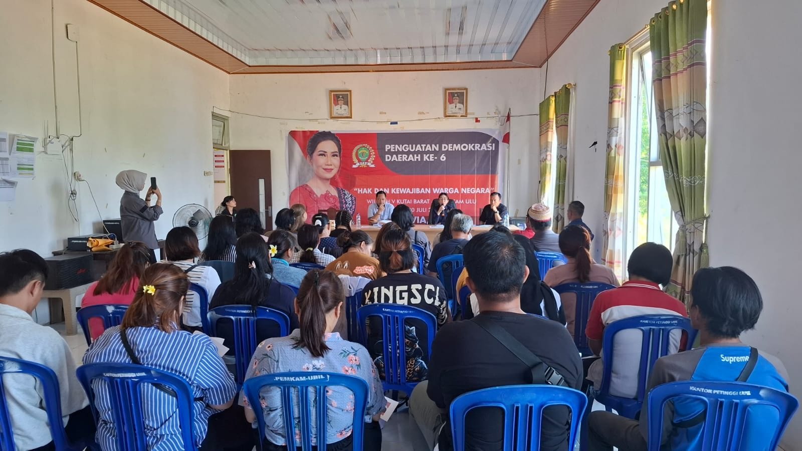 SOSIALISASI PERDA. Yonavia saat menyampaikan pentingnya pemahaman Perda bagi masyarakat Mahulu, Sabtu (19/7/2025).