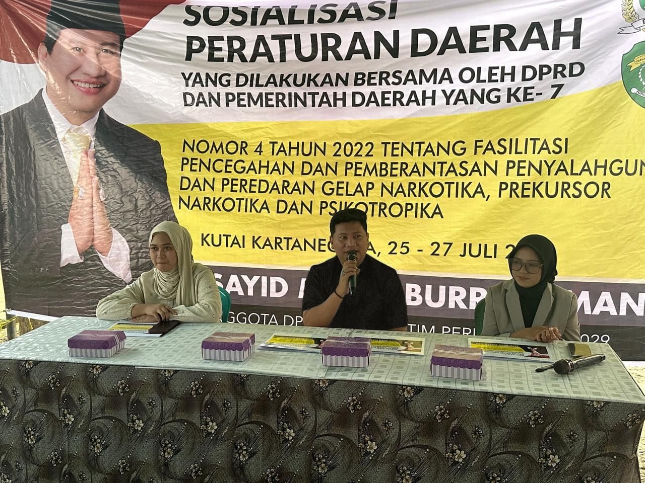 PERANGI NARKOBA. Anggota DPRD Kaltim Sayid Muziburrachman menyerukan bahaya penyalahgunaan narkoba dalam sosialisasi perda di Loa Janan, Kutai Kartanegara.