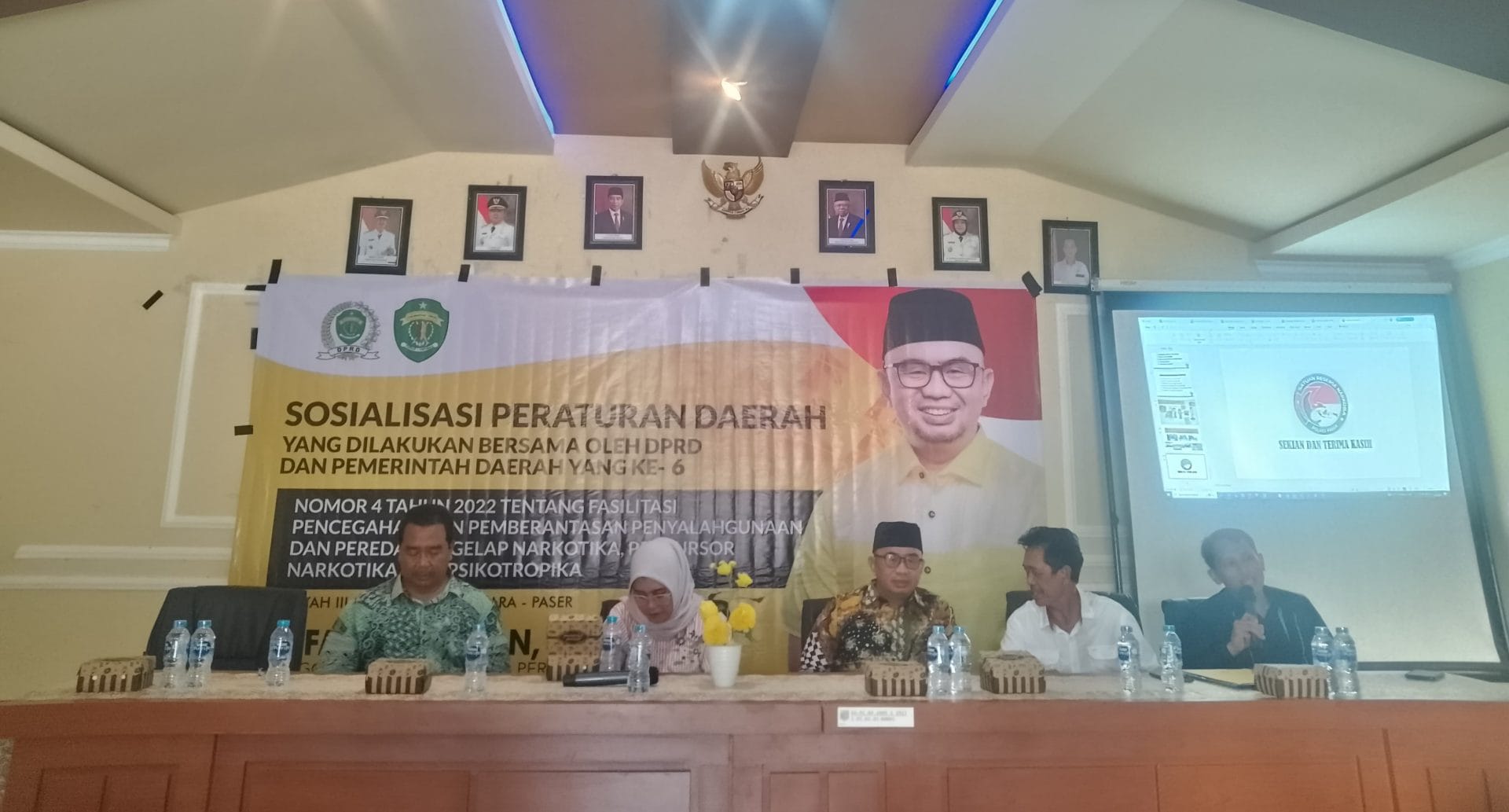 SOSIALISASI. Anggota DPRD Kaltim Fadly Imawan mengajak warga Desa Kerang Dayo bersama-sama memerangi narkotika.