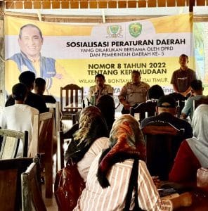 BERDISKUSI. Lewat sosialisasi Perda Kepemudaan, Apansyah mengajak generasi muda untuk berani tampil, memimpin, dan memanfaatkan peluang membangun kampungnya.