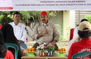 Bupati Edi Damansyah saat berdialog dengan kelompok tani di Gapoktan Rapak Lambur