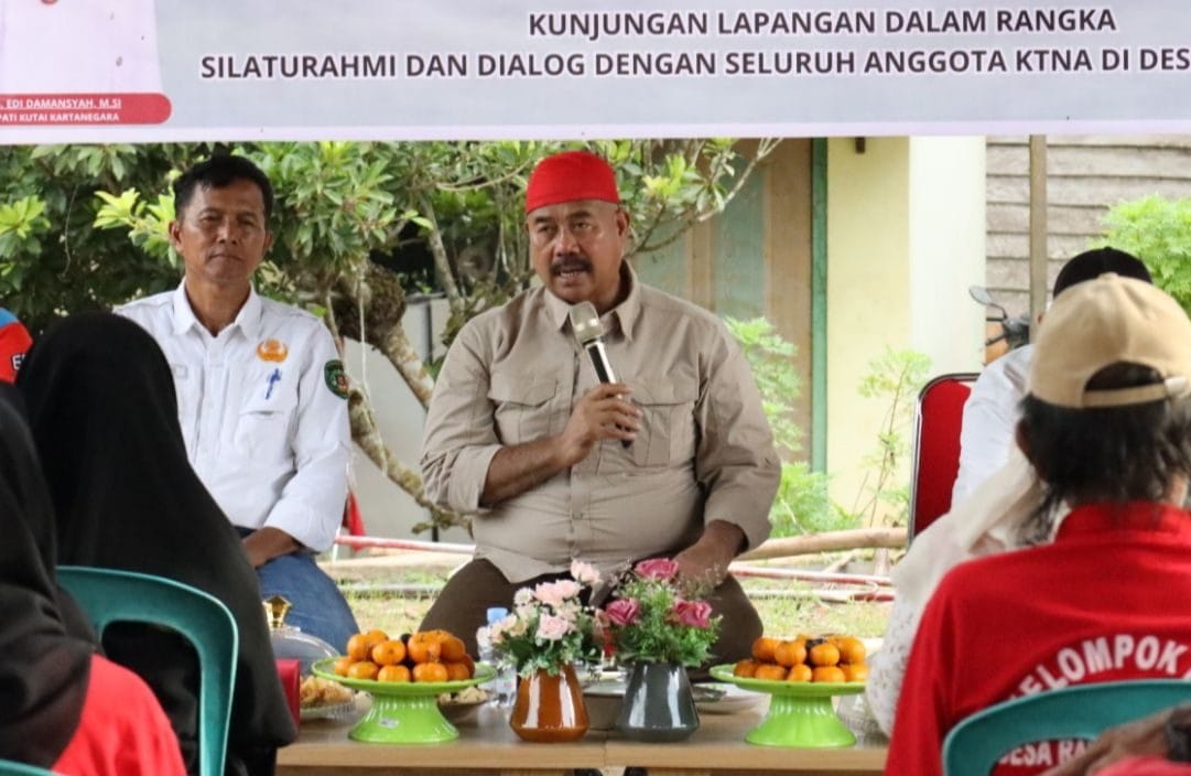 Bupati Edi Damansyah saat berdialog dengan kelompok tani di Gapoktan Rapak Lambur