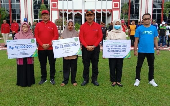 Sekda Kukar, Sunggono, memimpin apel peringatan Hari Buruh Internasional (May Day) tahun 2025