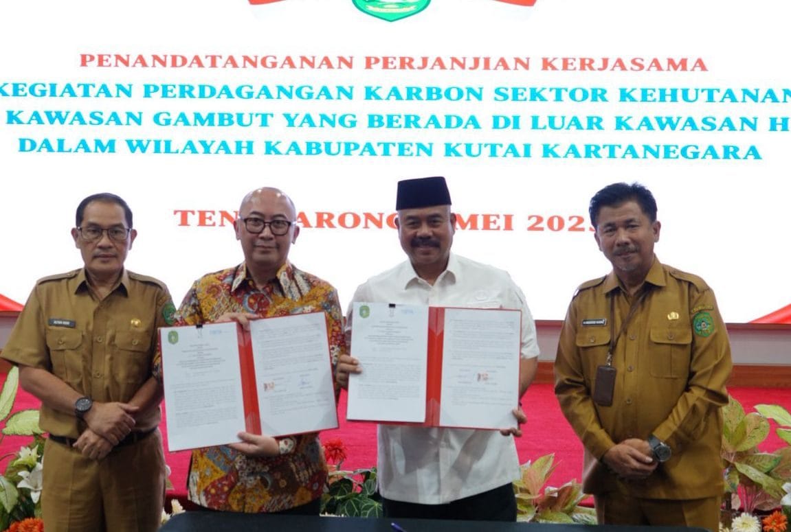 Bupati Kukar, Edi Damansyah menandatangani kerja sama perdagangan karbon sektor kehutanan gambut bersama PT Tirta Carbon Indonesia, Selasa (6/5/2025) di Pendopo Odah Etam Tenggarong.