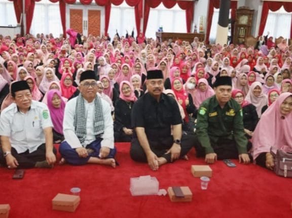Pengurus dan anggota Majelis Taklim dari Tenggarong dan Loa Kulu bersilaturahmi dengan Bupati Kutai Kartanegara (Kukar) Edi Damansyah di Pendopo Odah Etam