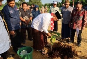Bupati Kukar Edi Damansyah meresmikan gedung baru SMP Negeri 6 Muara Muntai dan Posyandu