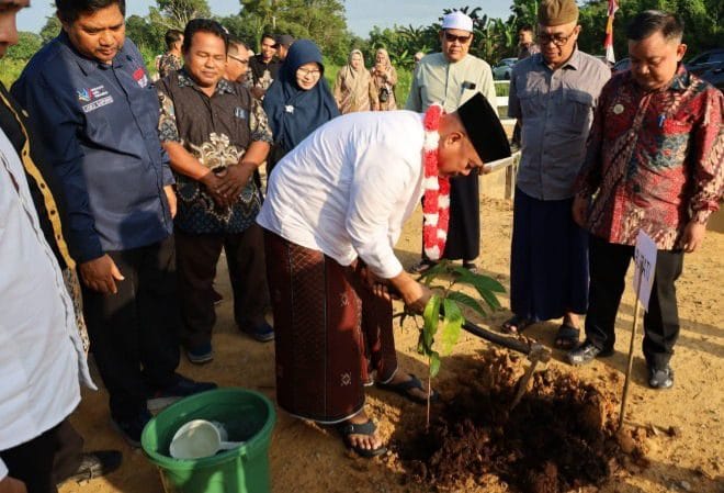 Bupati Kukar Edi Damansyah meresmikan gedung baru SMP Negeri 6 Muara Muntai dan Posyandu