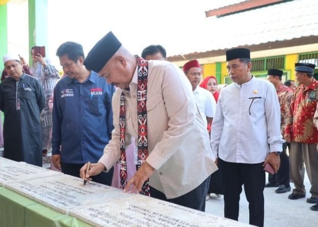 Bupati Kukar, Edi Damansyah meresmikan rehabilitasi gedung sekolah dasar di Kecamatan Muara Badak, Jumat (9/5/2025).