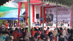 Ulang tahun ke-60 Kecamatan Sebulu dirayakan dengan Beseprah dan doa bersama di halaman Kantor Camat Sebulu, Selasa (13/05/2025).