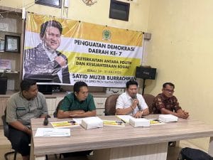 TEGASKAN KOMITMEN. Sayid Muzibburachman saat menyampaikan pentingnya arah kebijakan ekonomi pro-rakyat di hadapan warga Maratua.