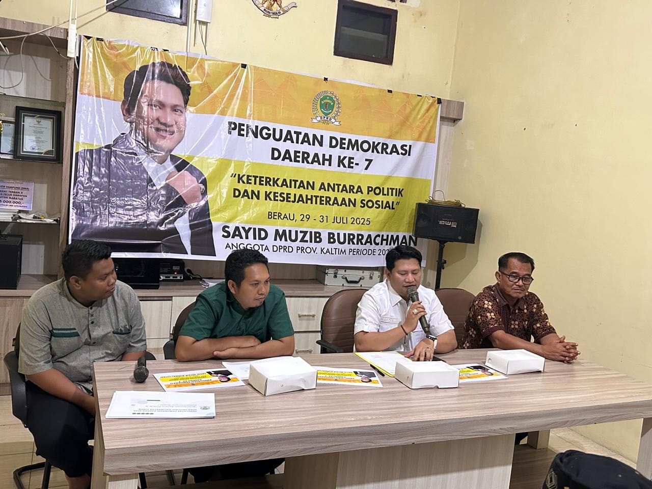 TEGASKAN KOMITMEN. Sayid Muzibburachman saat menyampaikan pentingnya arah kebijakan ekonomi pro-rakyat di hadapan warga Maratua.