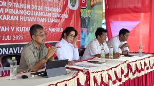 TEKANKAN PERAN WARGA. Anggota DPRD Kaltim, Yonavia, menyosialisasikan Perda Nomor 7 Tahun 2024 tentang Penanggulangan Karhutla di Kampung Kelumpang, Kutai Barat.