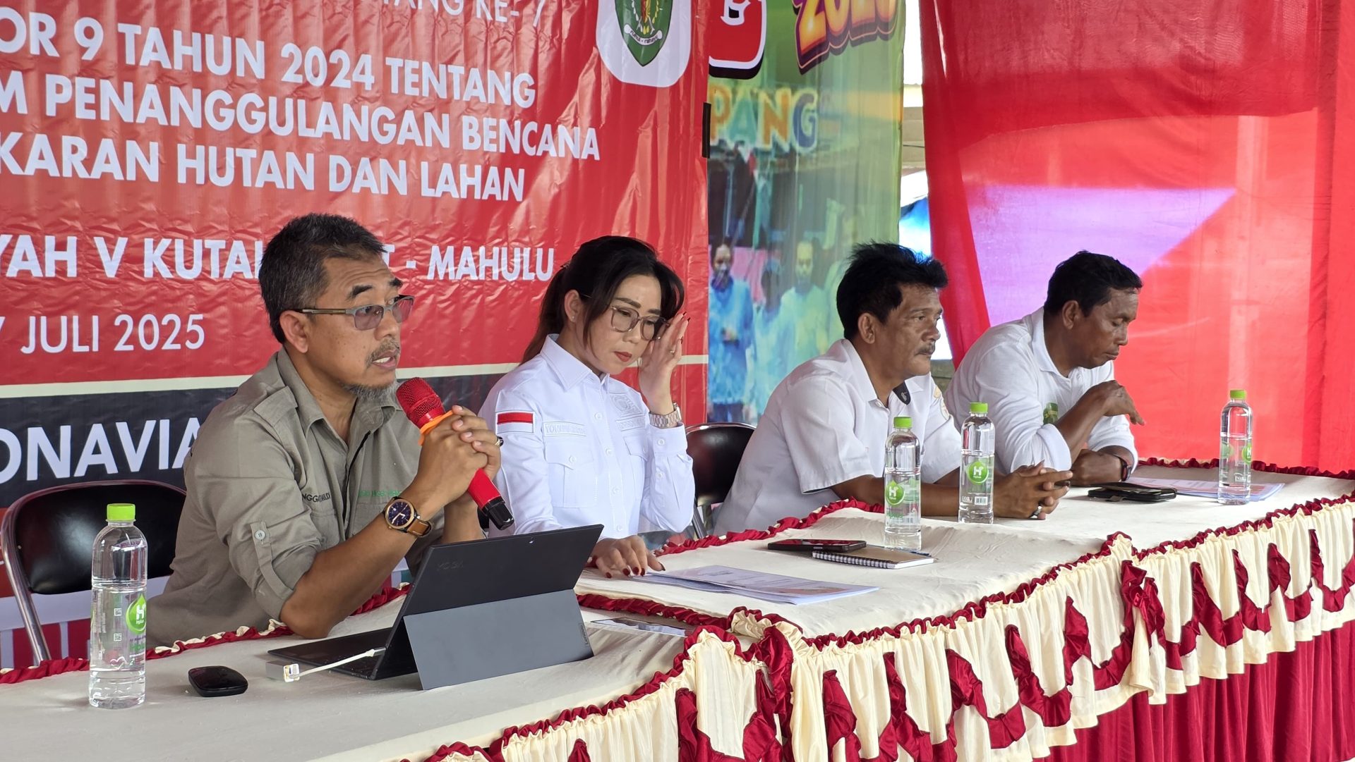 TEKANKAN PERAN WARGA. Anggota DPRD Kaltim, Yonavia, menyosialisasikan Perda Nomor 7 Tahun 2024 tentang Penanggulangan Karhutla di Kampung Kelumpang, Kutai Barat.