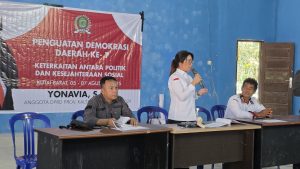 GELAR DISKUSI. Anggota DPRD Kaltim Yonavia berbincang dengan warga Kampung Jengan soal pentingnya memahami peran politik dalam kesejahteraan sosial.
