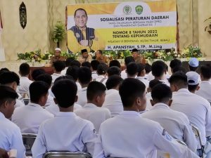 ANTUSIAS. Siswa-siswi SMK Muhammadiyah Sangkulirang mengikuti sosialisasi Peraturan Daerah tentang Kepemudaan di Gedung Serbaguna Kecamatan Sangkulirang, Jumat (25/7/2025).