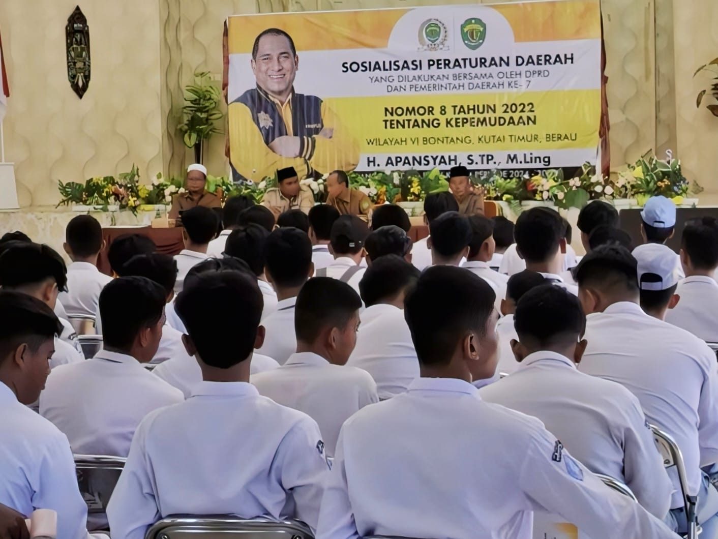 ANTUSIAS. Siswa-siswi SMK Muhammadiyah Sangkulirang mengikuti sosialisasi Peraturan Daerah tentang Kepemudaan di Gedung Serbaguna Kecamatan Sangkulirang, Jumat (25/7/2025).