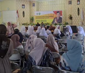 SOSIALISASI PERDA. Anggota DPRD Kaltim Apansyah memberikan paparan tentang Perda Kepemudaan kepada siswa SMA Negeri 1 Sangkulirang.