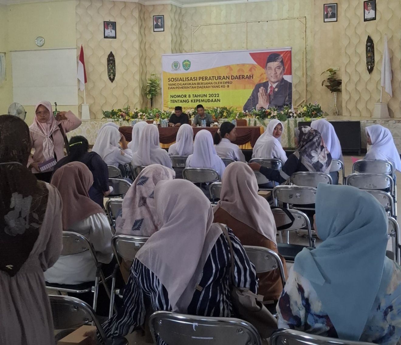 SOSIALISASI PERDA. Anggota DPRD Kaltim Apansyah memberikan paparan tentang Perda Kepemudaan kepada siswa SMA Negeri 1 Sangkulirang.