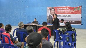 SOSIALISASI PERDA. Anggota DPRD Kaltim, Yonavia, menyapa pemuda Kutai Barat dalam kegiatan sosialisasi perda kepemudaan di Kampung Jengan.