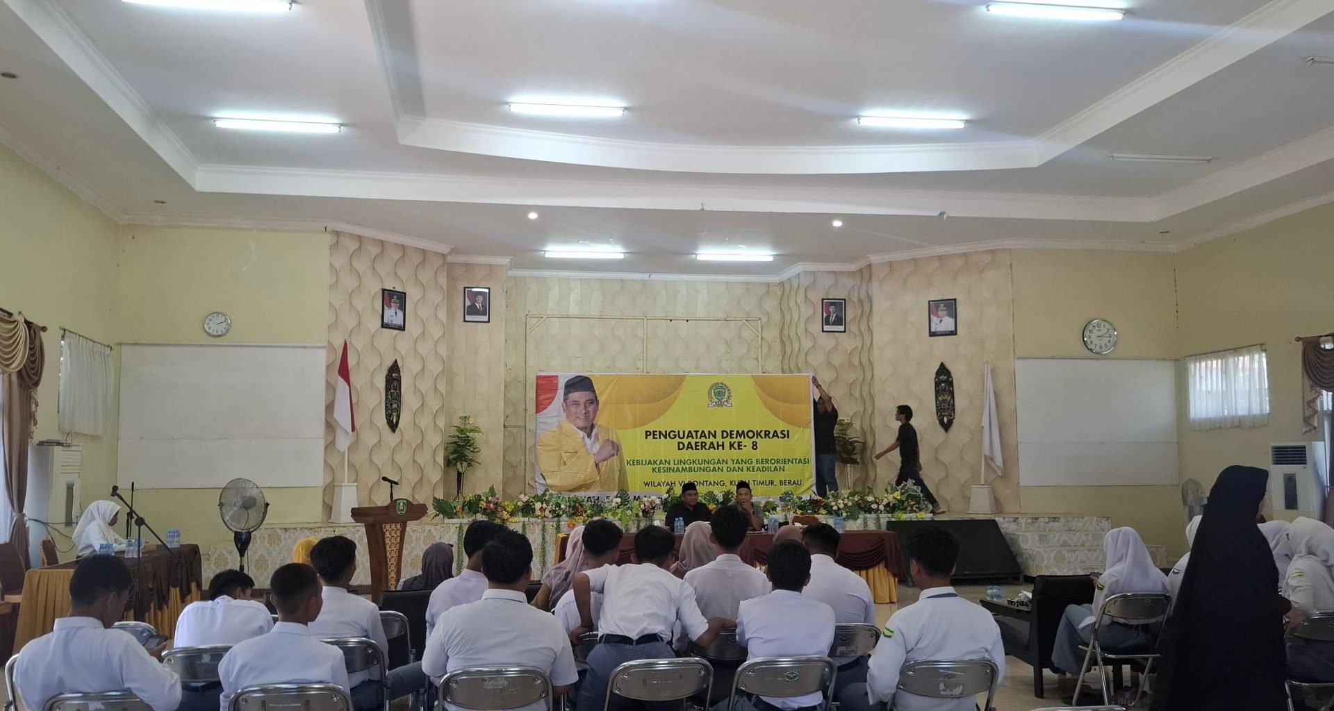 MASA DEPAN. Anggota DPRD Kaltim Apansyah mengajak generasi muda Sangkulirang memahami pentingnya keadilan lingkungan demi masa depan berkelanjutan.