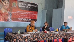 PEDULI LINGKUNGAN. Anggota DPRD Kaltim, Yonavia, saat menghadiri PDD ke-8 di Kampung Keay, Kecamatan Damai, Kutai Barat. Ia menekankan pentingnya pembangunan berkeadilan bagi manusia dan lingkungan.
