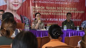 KETAHANAN KELUARGA. Anggota DPRD Kaltim Yonavia saat menggelar sosialisasi Perda Ketahanan Keluarga di Kampung Sakaq Tada, Kutai Barat.