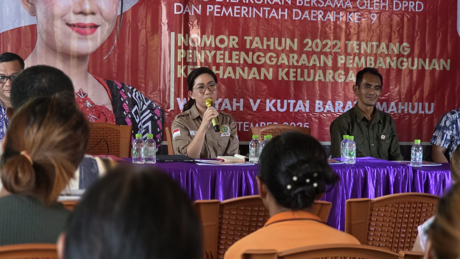 KETAHANAN KELUARGA. Anggota DPRD Kaltim Yonavia saat menggelar sosialisasi Perda Ketahanan Keluarga di Kampung Sakaq Tada, Kutai Barat.