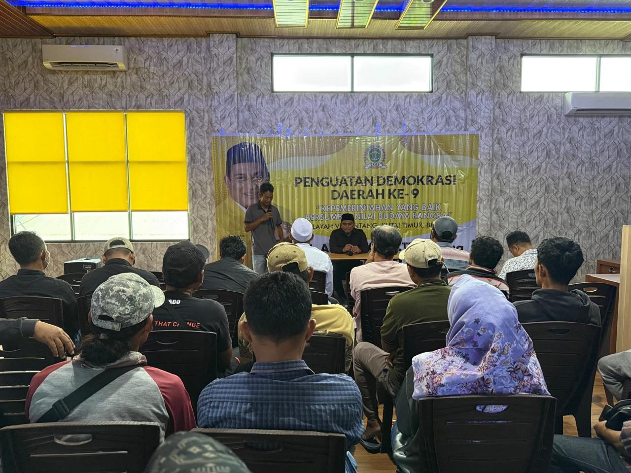 PENGUATAN DEMOKRASI. Peserta mengikuti kegiatan bertema “Kepemerintahan yang Baik Bersumber Nilai Budaya Bangsa” bersama Anggota DPRD Kaltim, H. Apansyah, di Sangatta Utara, Kabupaten Kutim.