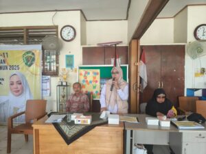 SOSIALISASI. Anggota DPRD Kaltim Syahariah Masud saat memberikan sosialisasi bahaya narkoba kepada warga Batu Kajang.